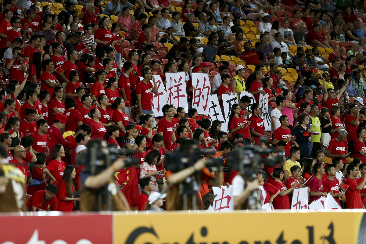 国内足球锦标赛接近尾声，悬念迭起