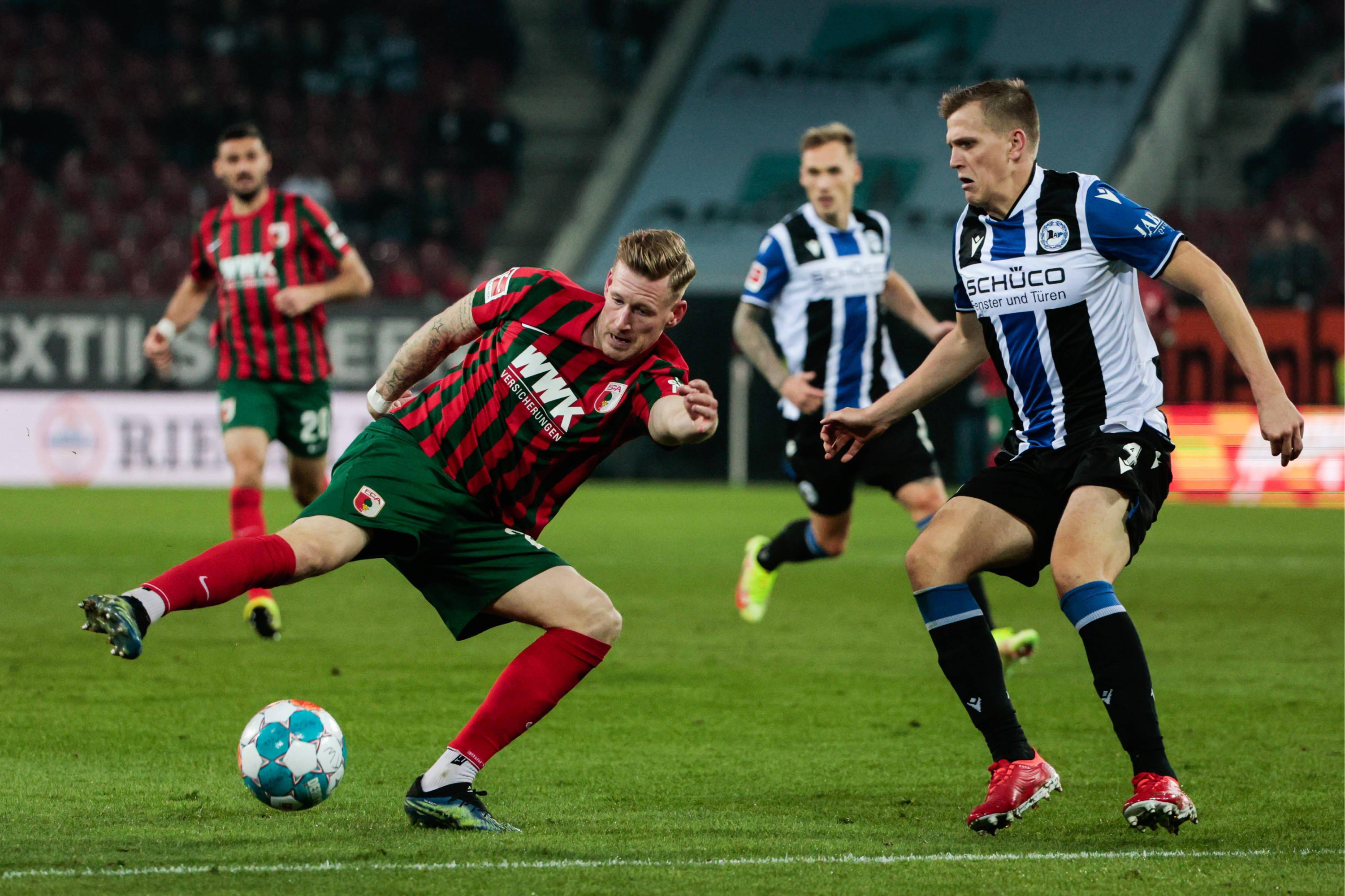 足球比赛吸引观众目光，球员发挥出色