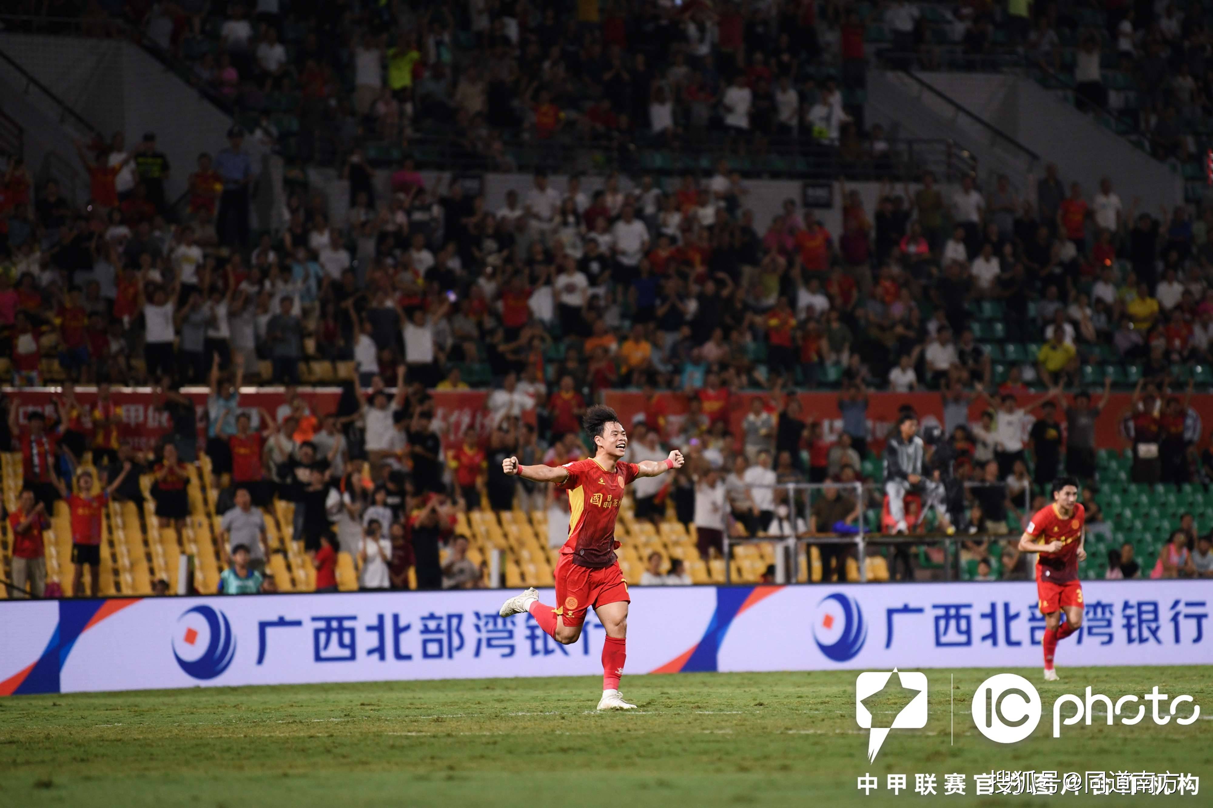 足球比赛吸引观众目光，球员发挥出色