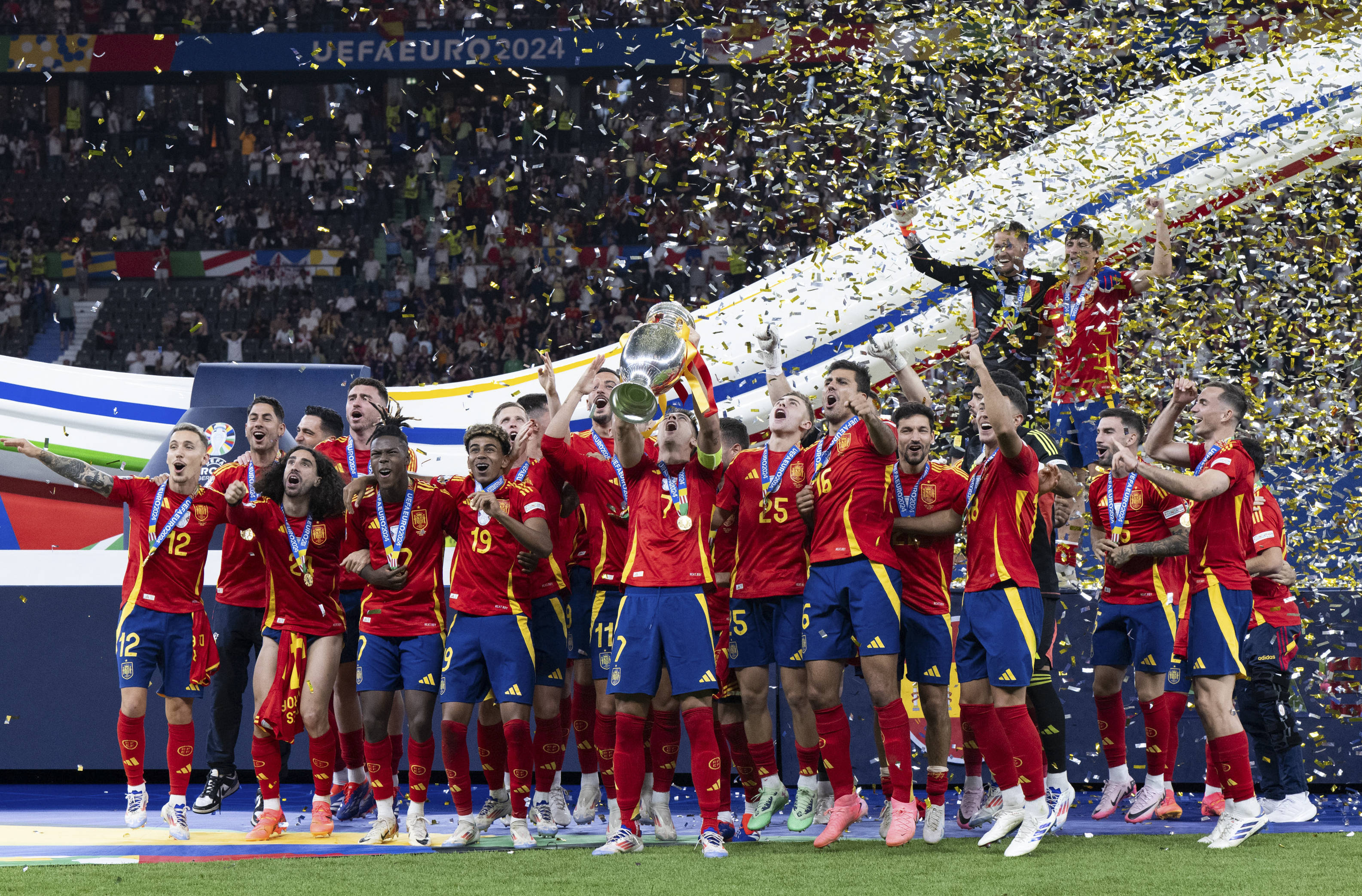 欧国联赛中双方球队实力强劲,对决激烈 欧国联赛中双方球队实力强劲,对决激烈