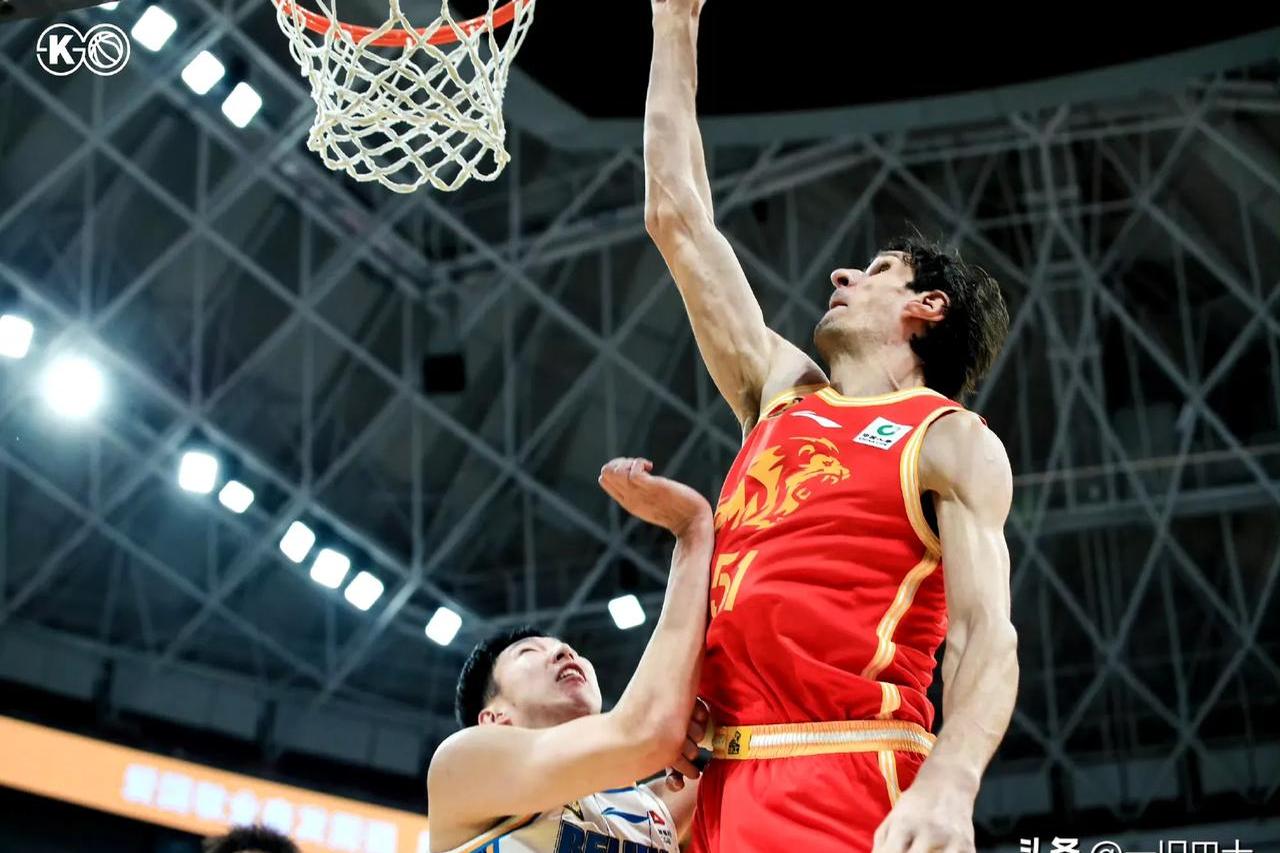 男篮联赛球员的精湛技艺吸引观众眼球