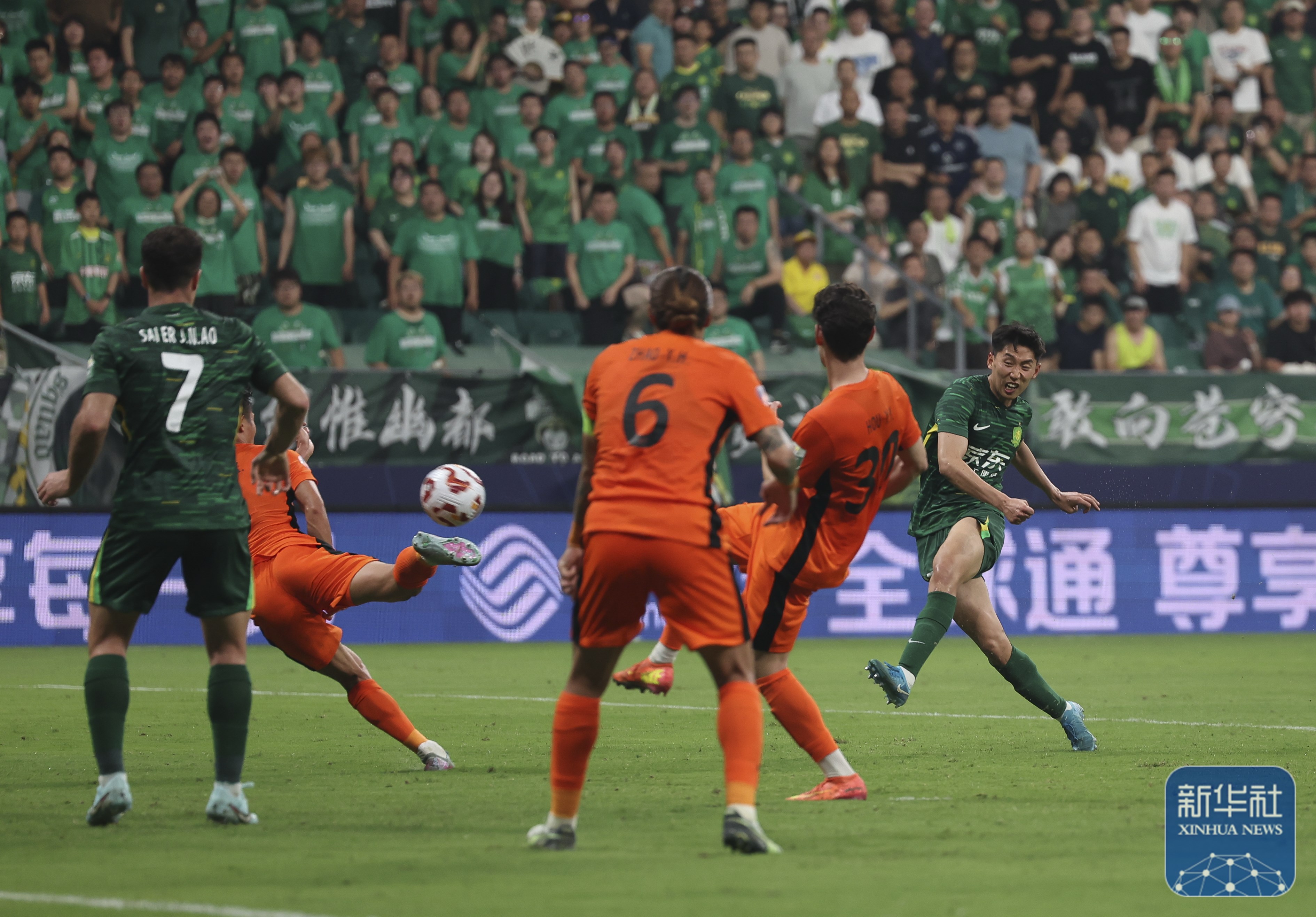 包含北京国安客场惊险击败河南建业，领跑积分榜的词条