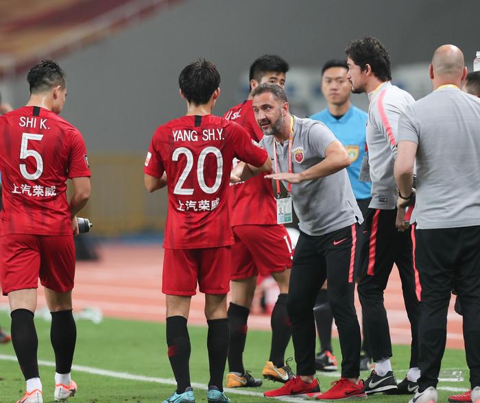 巴西外援突破对手包夹，完成惊世绝杀帮球队取胜