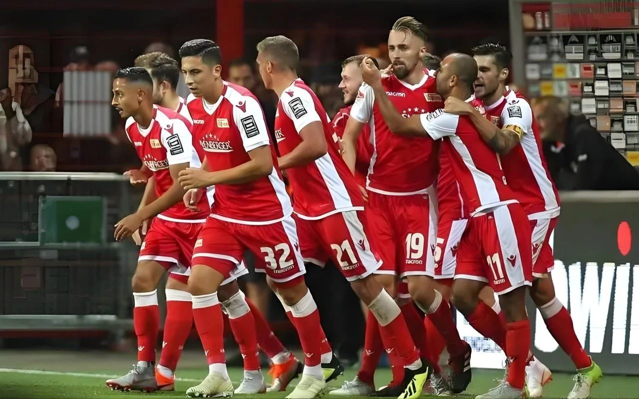 包含弗赖堡客场突围，升至积分榜前列的词条