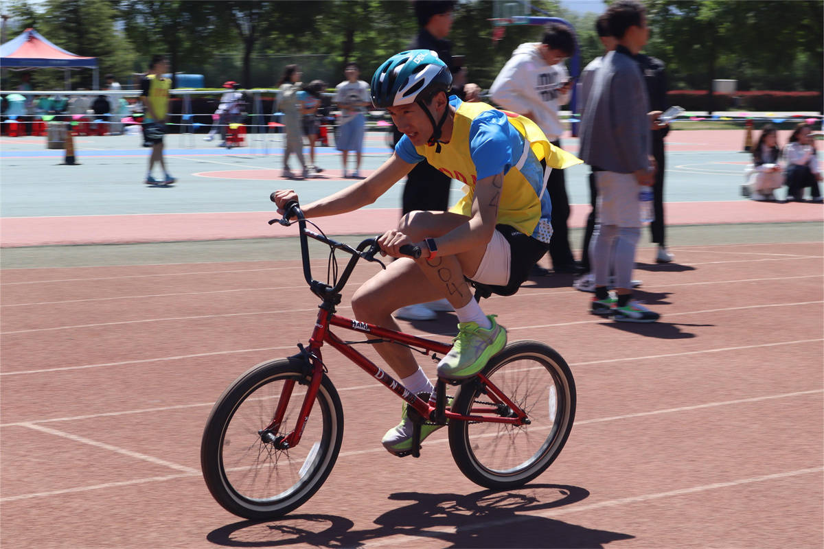 铁人三项运动员泳、骑、跑一气呵成的简单介绍