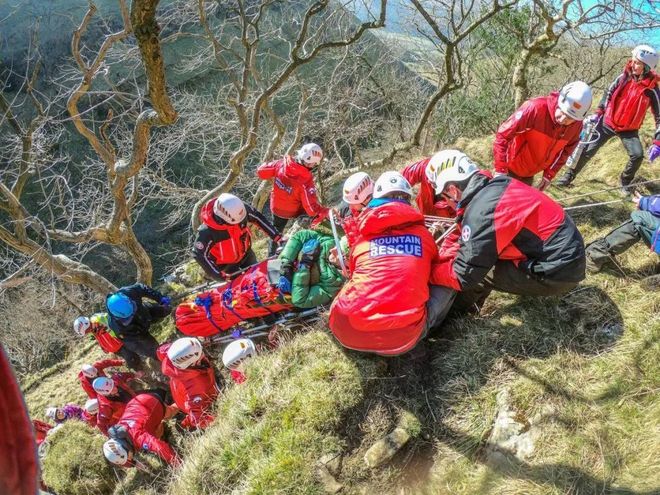 在险境中逆袭，球队展现不屈精神