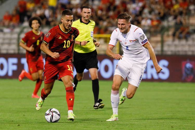 足球比赛火爆进行，场面紧张刺激