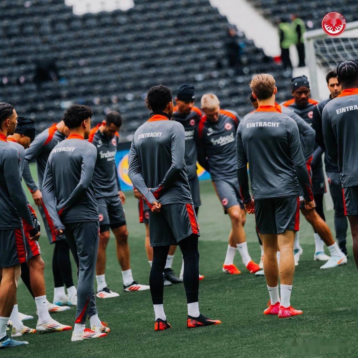 阿贾克斯备战欧国联首战，全队迎接挑战