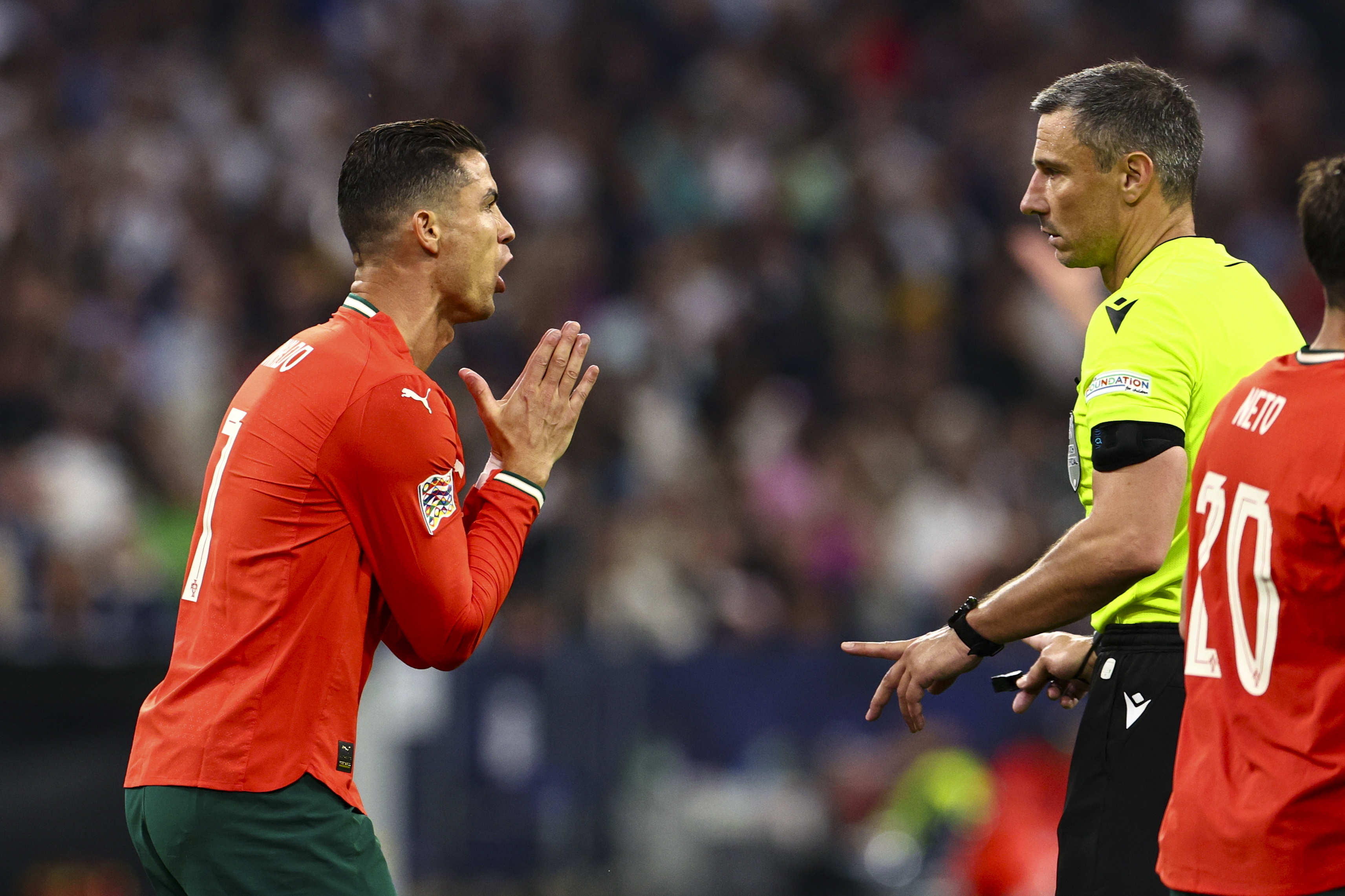 葡萄牙国家队击败荷兰队，晋级顺利