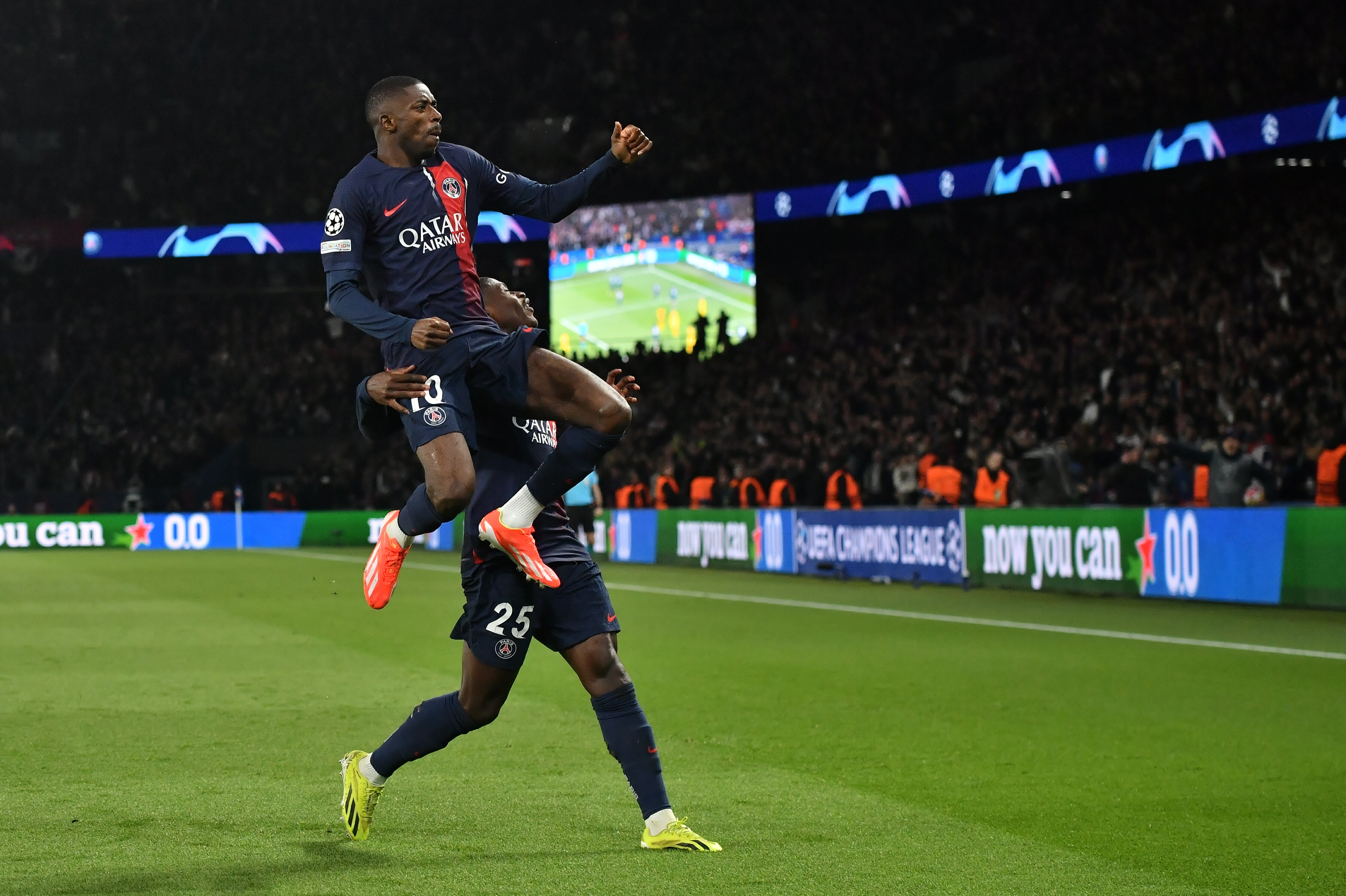 巴黎圣日耳曼以4-2击败里尔，重夺法甲榜首位置