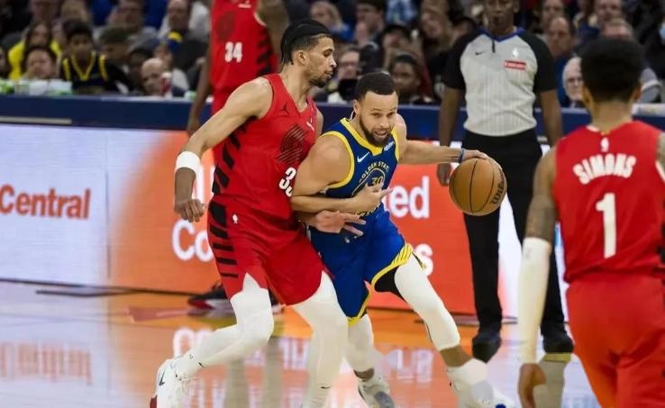 勇士逆转开拓者，取得重要胜利的简单介绍