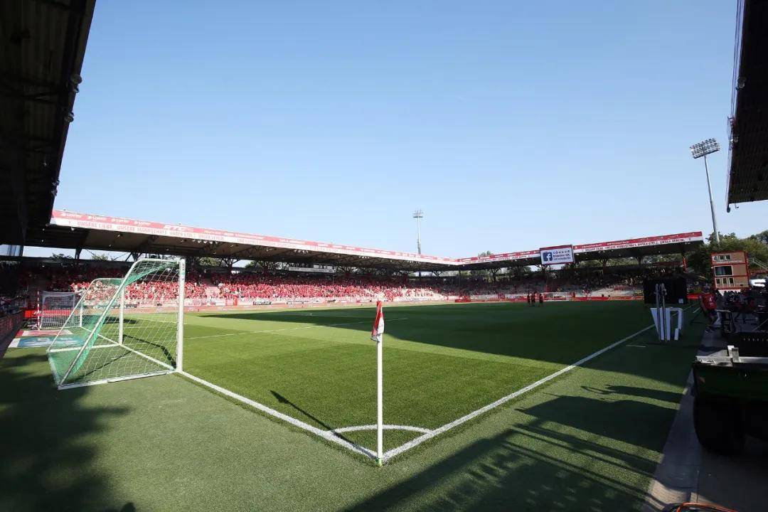 沙尔克04遭遇八连败，降级危机搁浅深陷困境