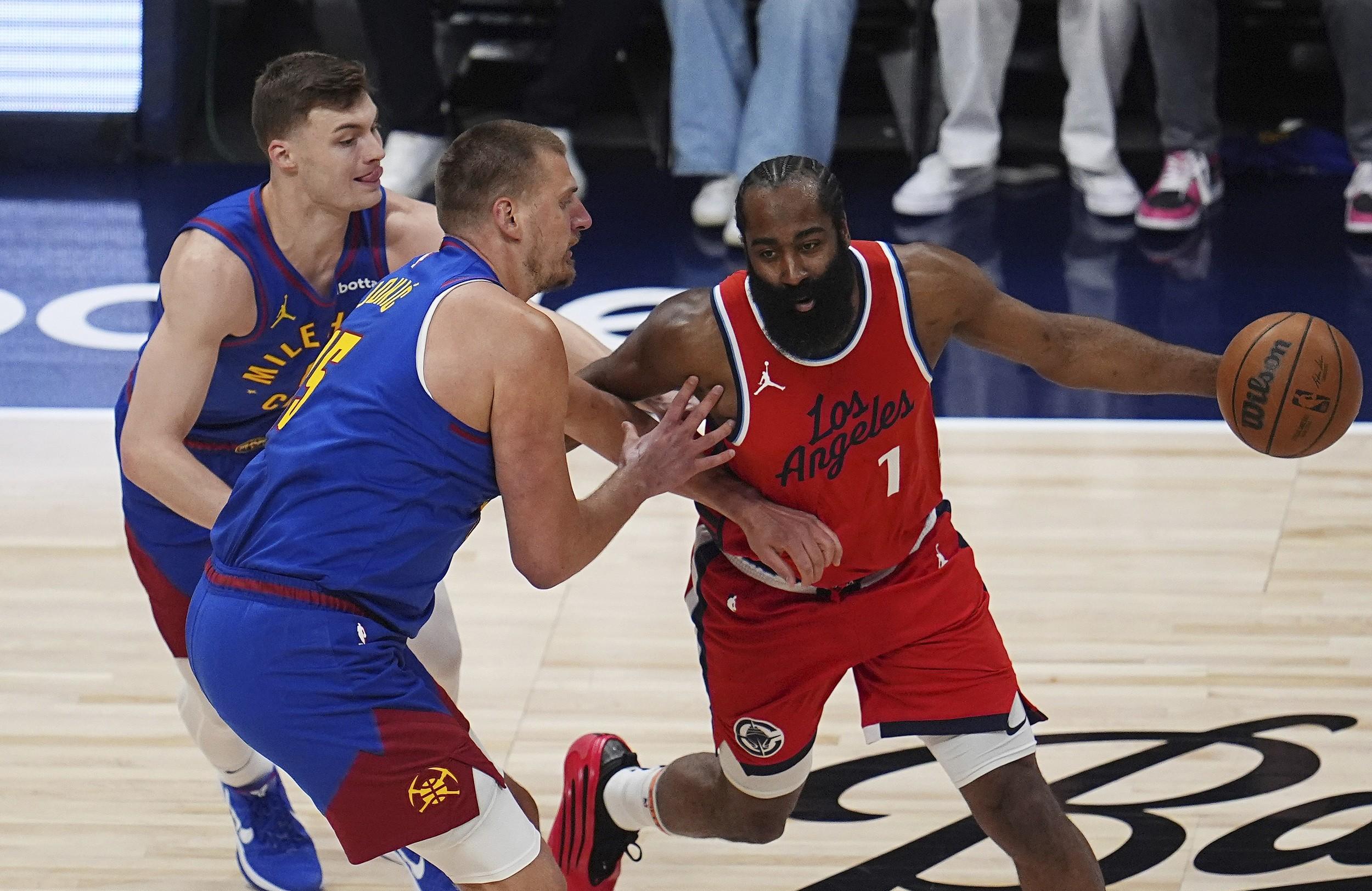 步行者险胜雄鹿取得三连胜