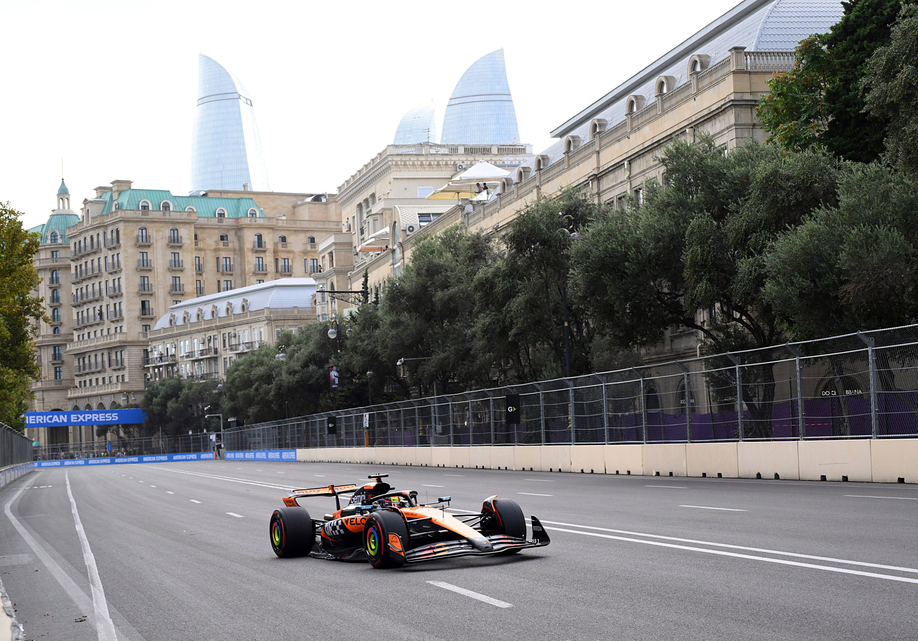 包含迈凯伦险胜法拉利，汉密尔顿关键制胜的词条